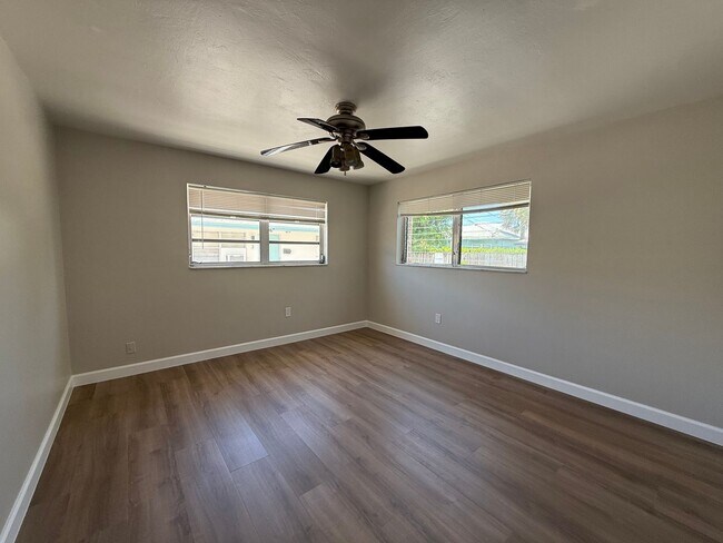 Building Photo - 5LW Apartments