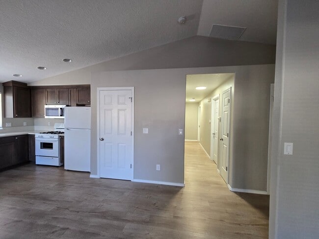 Building Photo - Single level, 3 Bedroom, 2 Bath House on cul-de-sac!