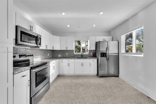 Building Photo - 1550 SW 23rd Ct