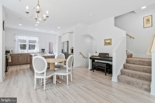 Building Photo - 40 Mural Walk NE