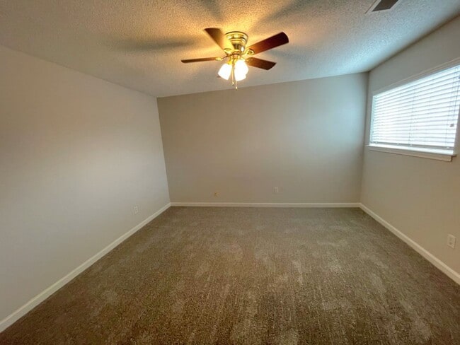 Building Photo - FIRST MONTH HALF PRICE! Beautiful town house in Collierville!