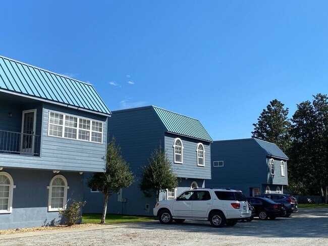 Building Photo - 2 bedroom 1.5 bath Condo