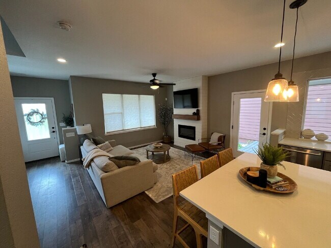 Building Photo - Beautiful 3 Bedroom - 3 1/3 Bathroom Home ...