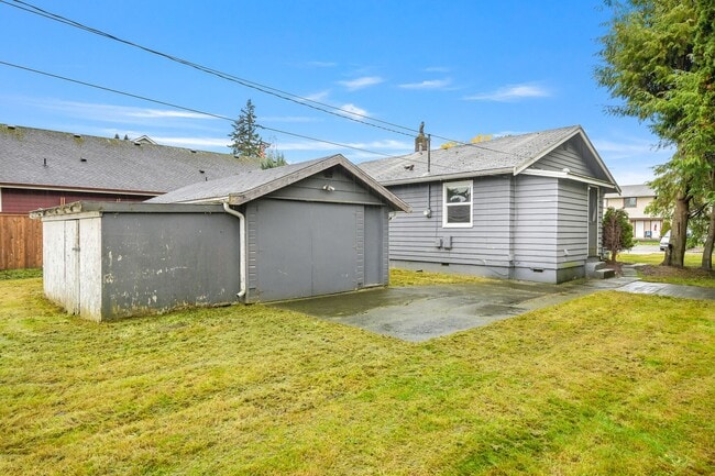 Building Photo - 2 Bedroom, 1 Bathroom Available!