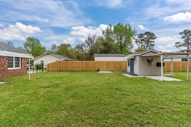 Building Photo - Pet-Friendly | Large Fenced Yard in North Wilmington