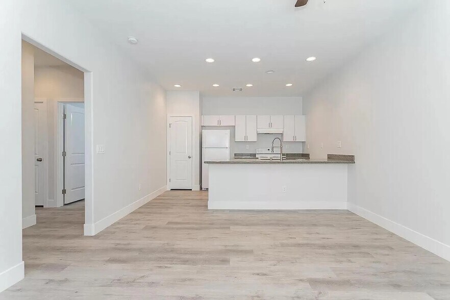 Building Photo - 1741 S Dandelion St