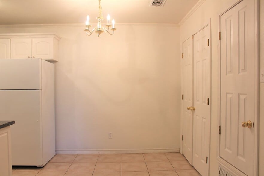 Dining Room - 2575 W Denman St