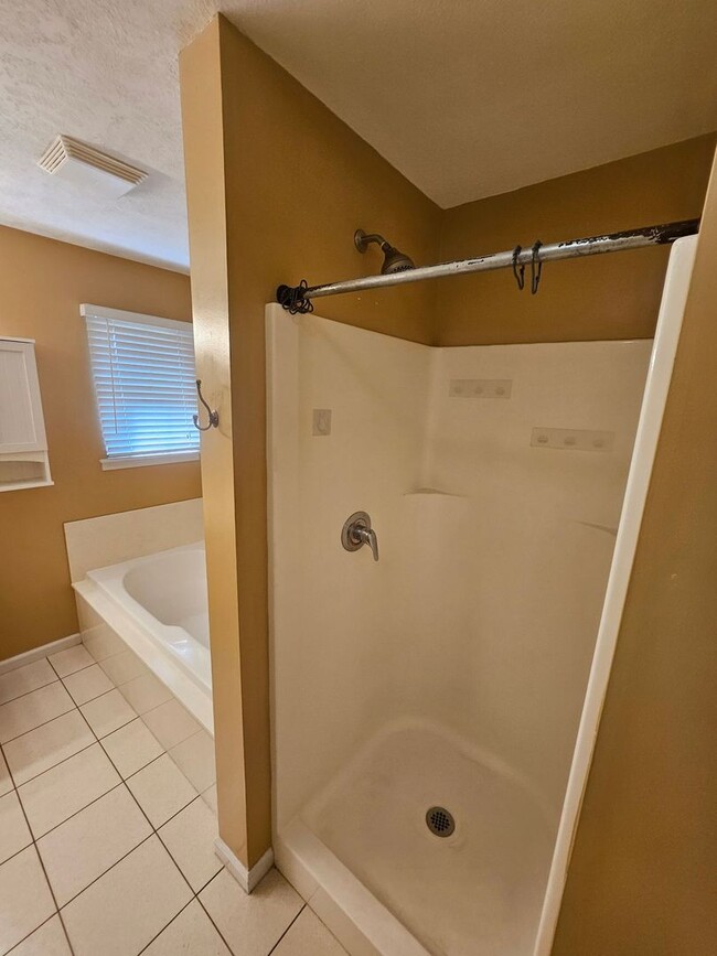 Building Photo - 2018 Hickory Dr