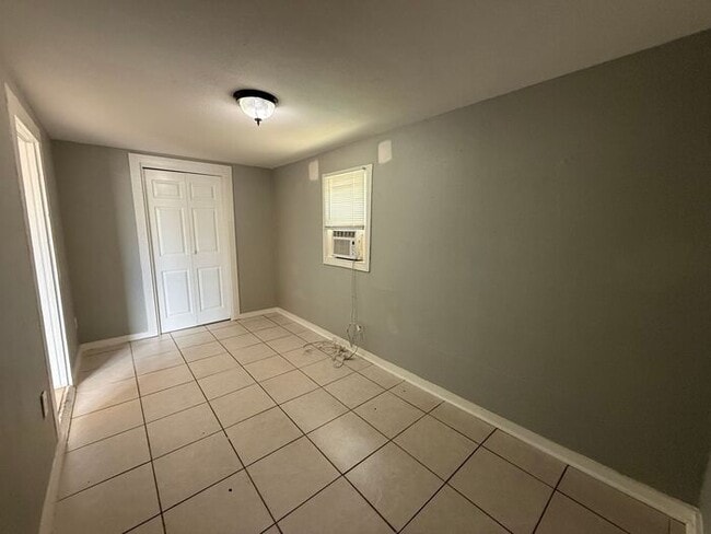Building Photo - Pensacola - Downtown - 1 bedroom, 1 bathroom - partial utilities included