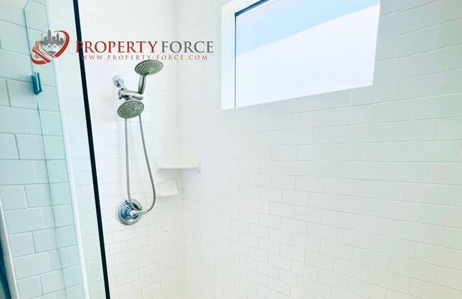 Building Photo - Beautiful 2 Bed 2 bath Available with grea...
