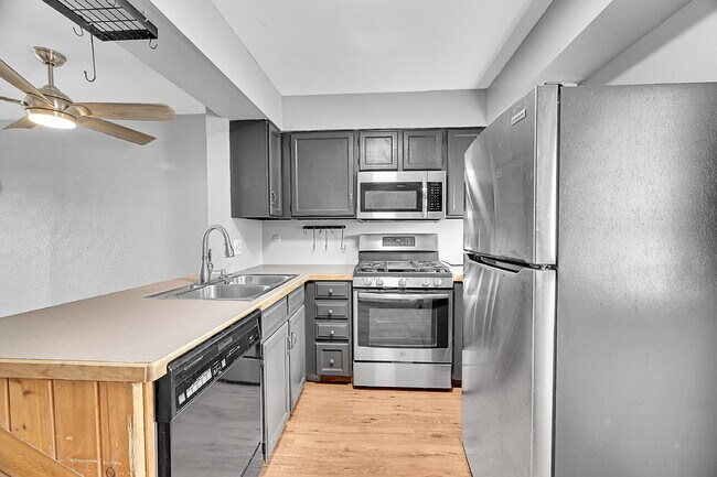 Building Photo - $1,700, 1 bed, 1 bath, located in Lakewood.