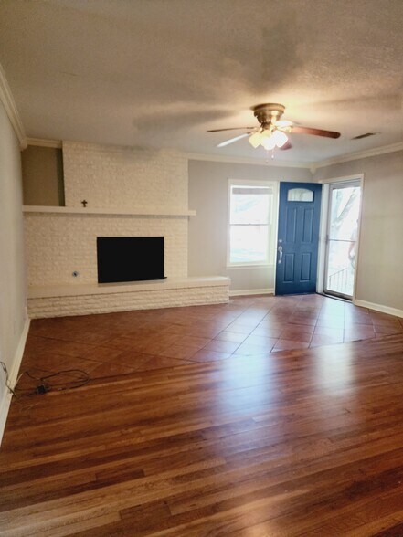 Building Photo - 803 Mills St