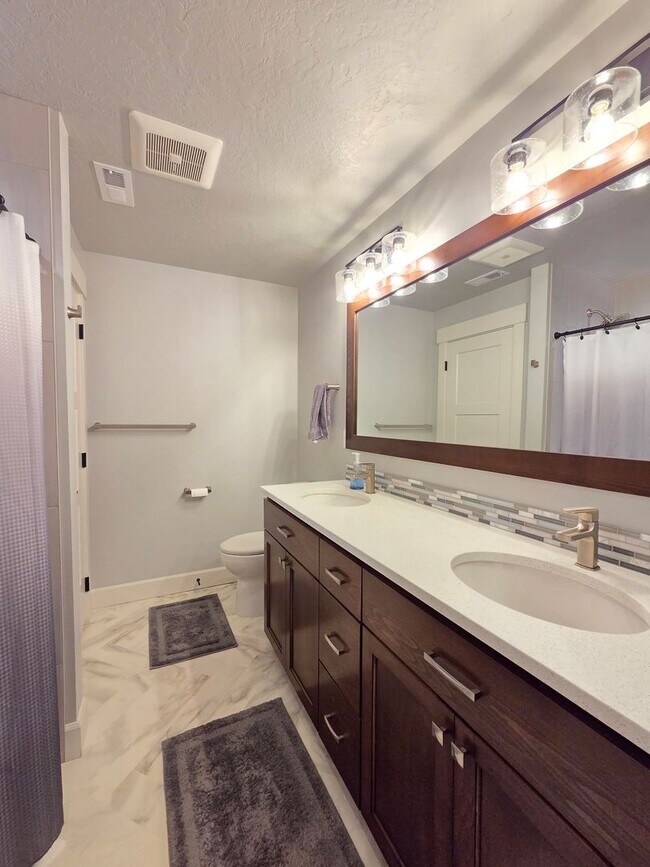 Building Photo - $4,800 - 5 Bed / 3 Bath Custom Built Home w/ Private Sport Court & Golf Green