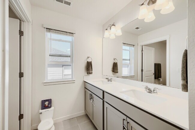 Building Photo - "Spacious 5-Bed Oasis with 3 Full Baths in Scenic Castle Rock – Your Dream Home Awaits!"