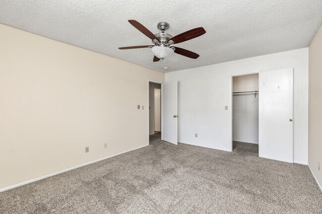 Building Photo - Move-in Ready Condo!