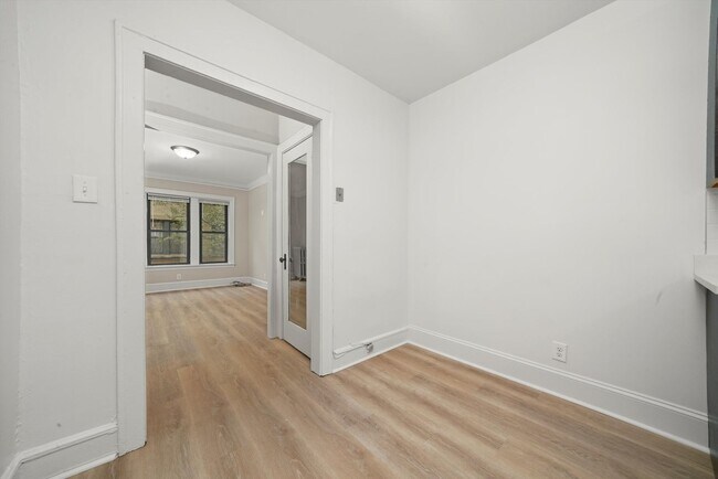 Building Photo - 2633 1/2 N Spaulding Ave