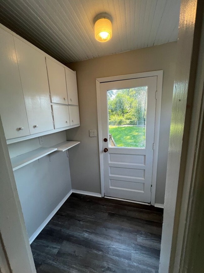 Building Photo - Freshly painted 3 bedroom 2 bath