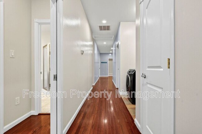 Building Photo - 8513 Thomas Dr