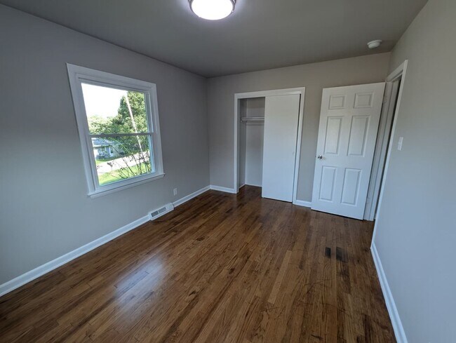 Building Photo - 5412 Anah St