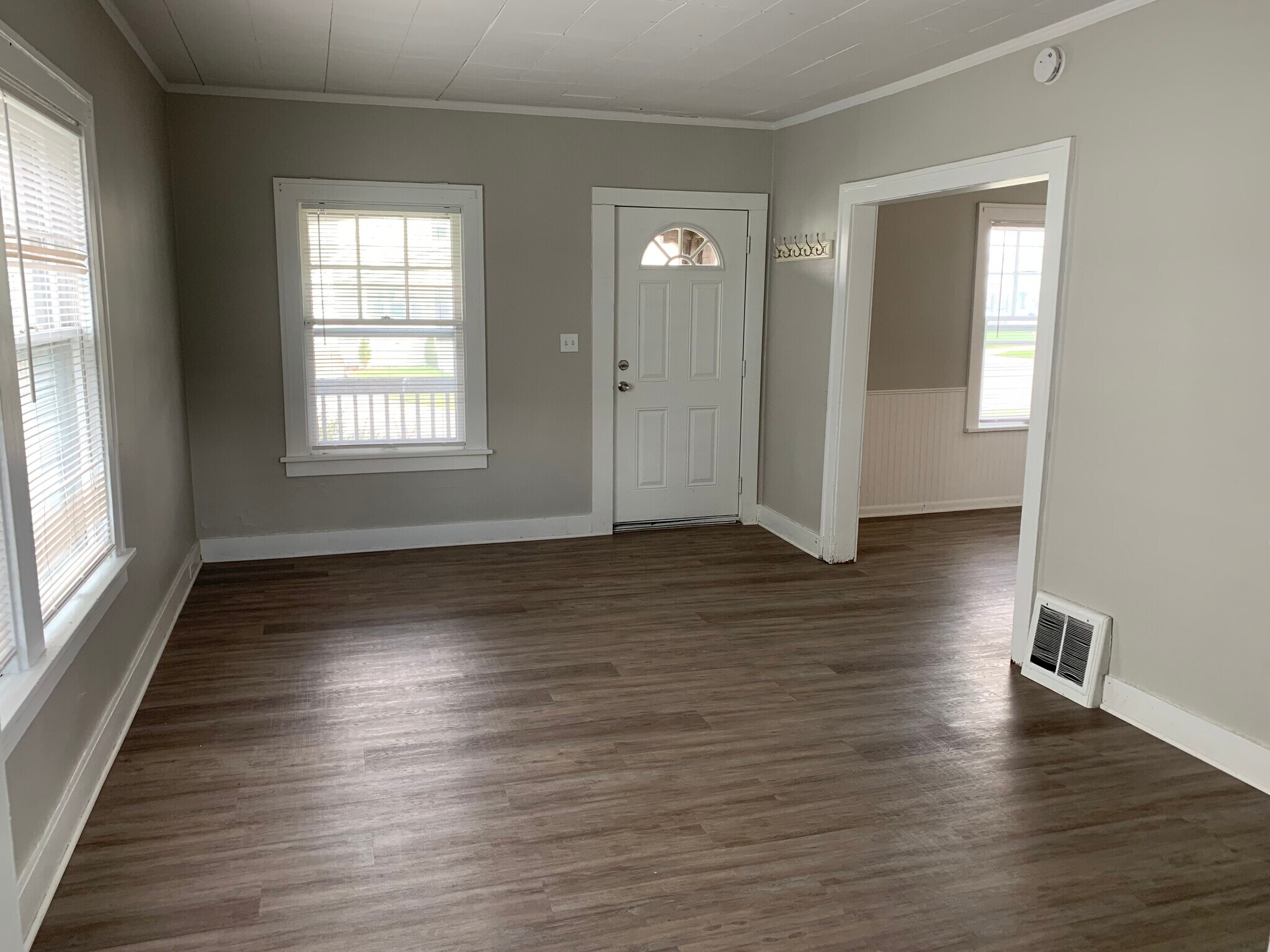 Building Photo - 8 Dean St NE