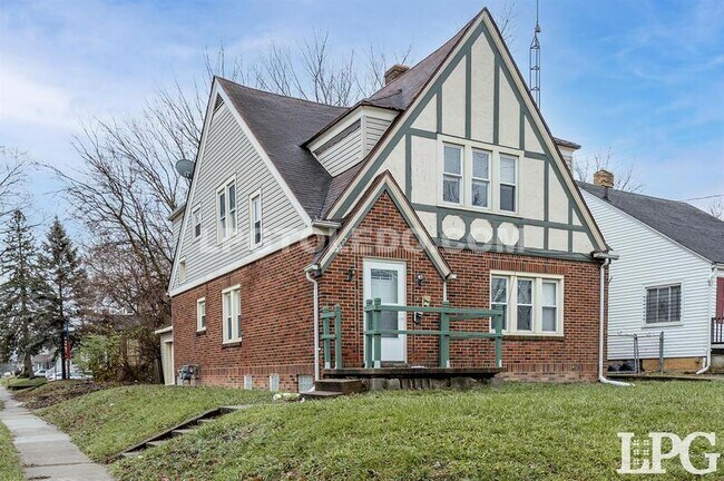 Primary Photo - 2517 Montebello Rd