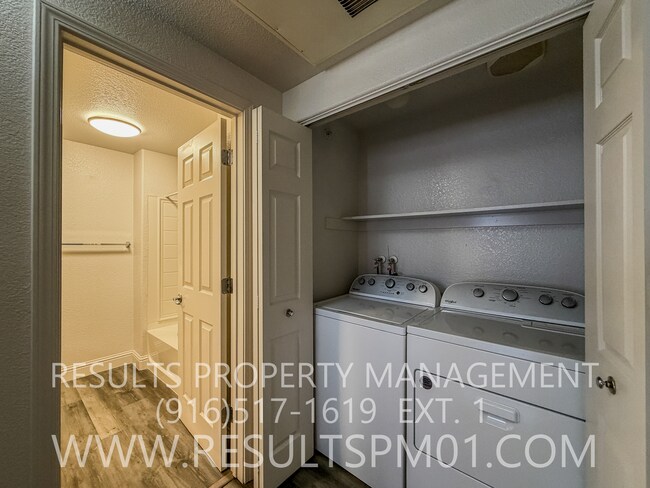 Building Photo - 1 Bed 1 Bath Roseville Condo with Attached Garage