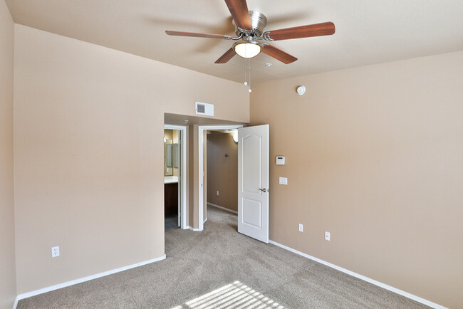 Building Photo - Tri Level, 2bd, 2.5ba condo