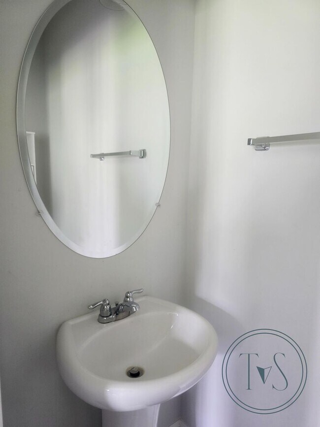 Building Photo - FALL MOVE-IN SPECIAL: $1000 OFF 1st MONTH'...