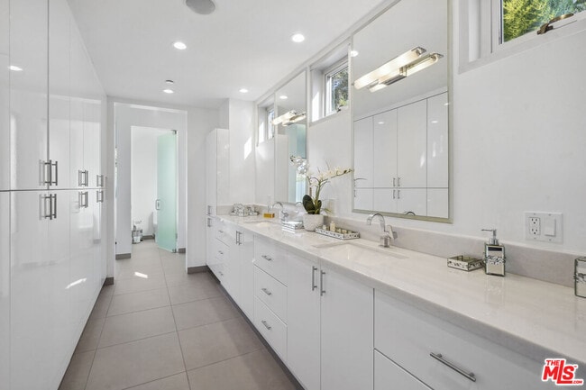 Building Photo - 9716 Oak Pass Rd