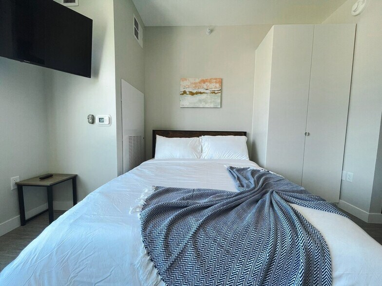 Building Photo - 2530 University Ave