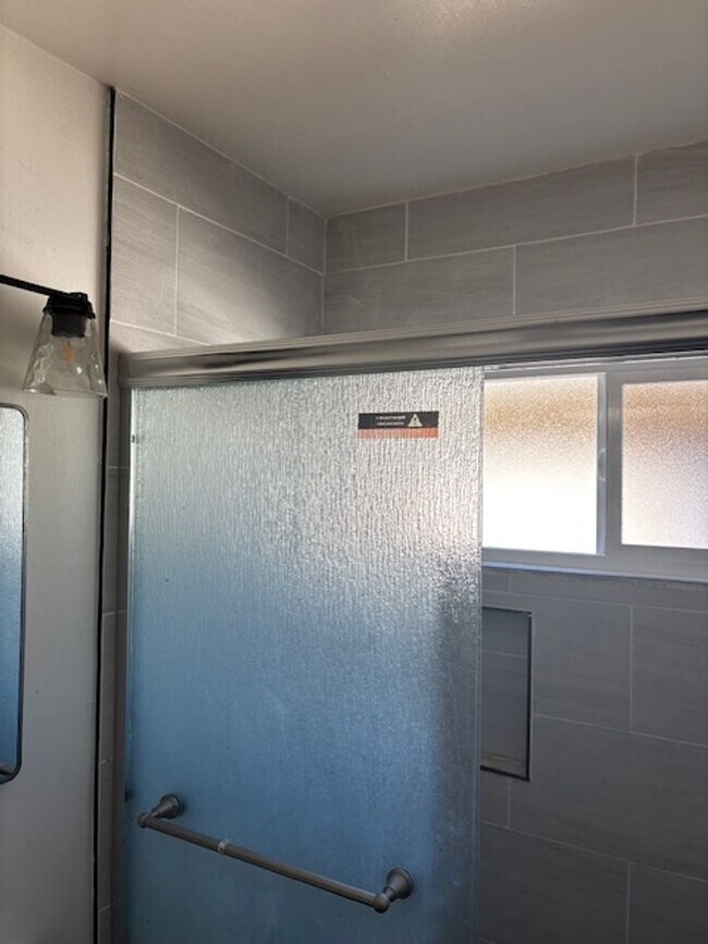 Building Photo - Spacious 1-Bedroom Apartment in Van Nuys – Second floor