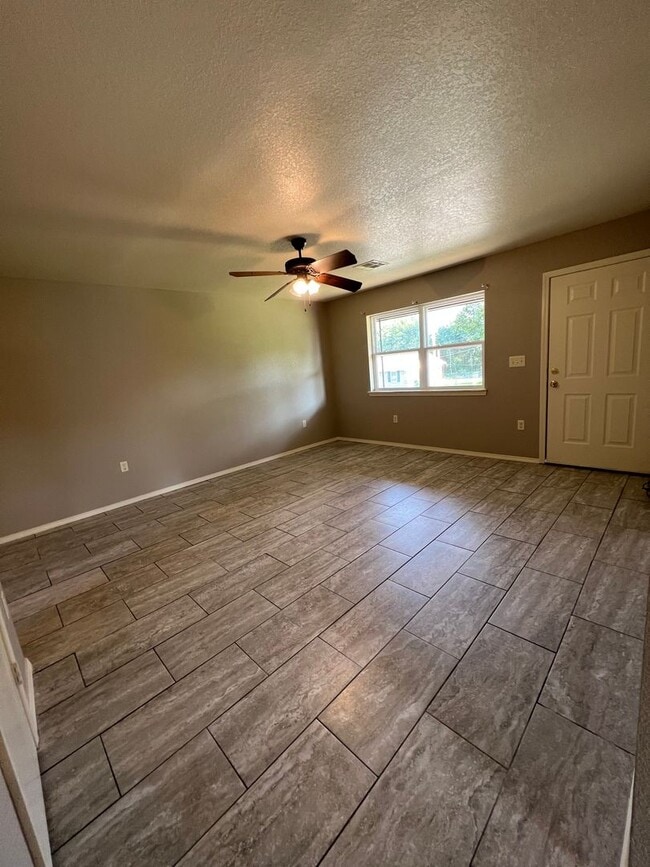 Building Photo - 3 Bed 1.5 Bath House, 1 Car Carport, Yard Care Included.