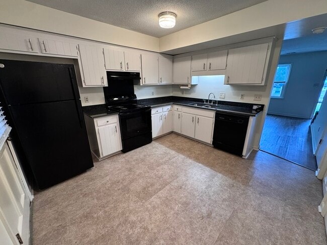 Building Photo - Adorable 2 bed 1 bath townhome! Short Dist...