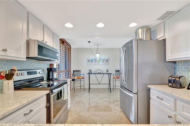 Building Photo - 10000 S Ocean Dr