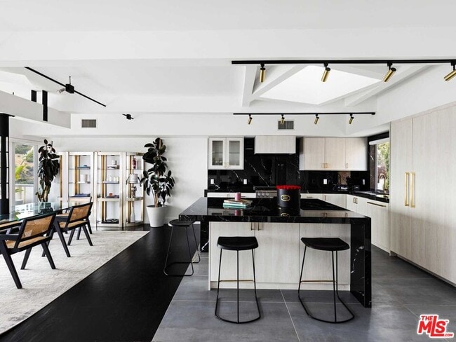 Building Photo - 1885 Sunset Plaza Dr