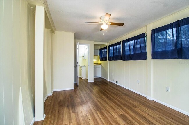 Building Photo - 412 E Tillman Ave