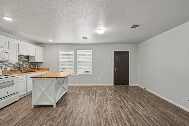 Building Photo - 16701 E Hammon