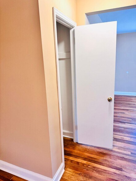 Building Photo - 8805 Plymouth St