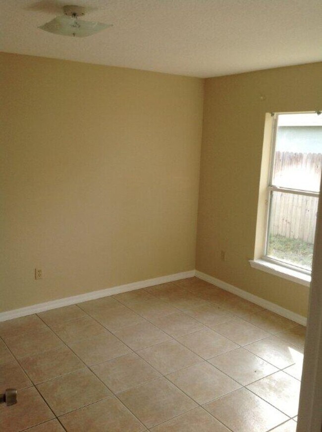 Building Photo - Taft Area/S Orange Ave - Cute 3 bedroom 2 ...