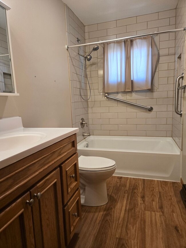 Building Photo - 922 E 12th Ave