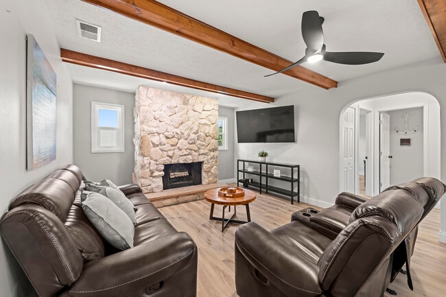 Building Photo - 762 SE River Ln