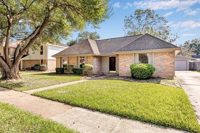 Building Photo - 2710 Green Fields Dr