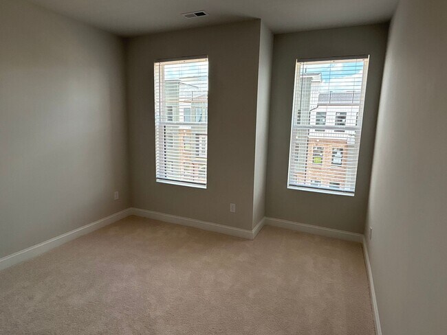 Building Photo - Luxury Condo in Raleigh - 3 beds|2.5 baths...