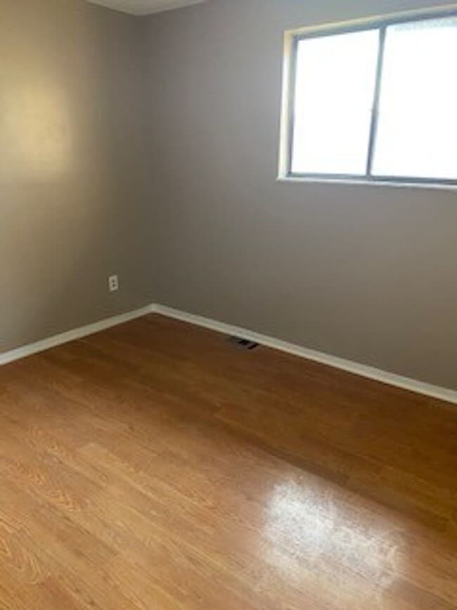 Building Photo - 4 Bedroom House in Alton