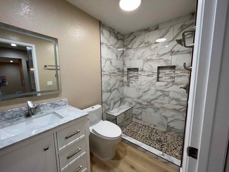 Fog free mirror with beautiful lighting - 3183 Wayside Plz
