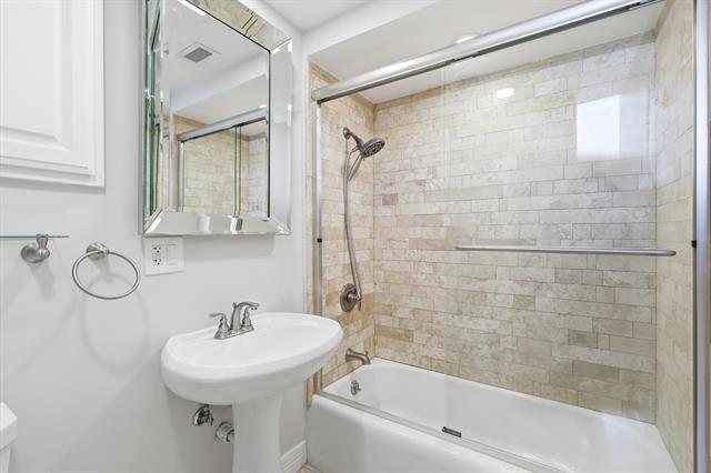 Building Photo - 6211 W Northwest Hwy