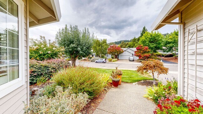 Building Photo - 7971 Oakmont Dr