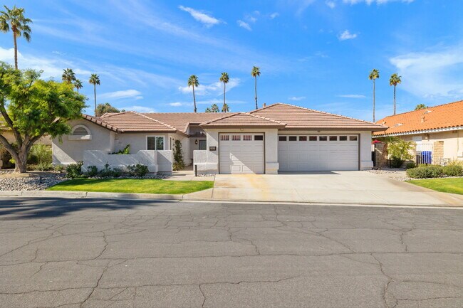 Building Photo - 43911 La Carmela Dr