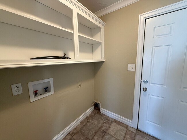 Building Photo - Spacious 4 Bedroom in South Tulsa