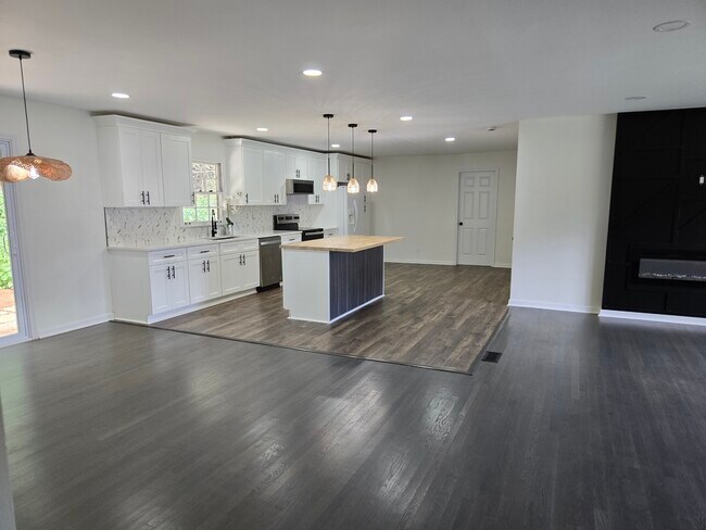 Building Photo - 2401 Winshire Dr